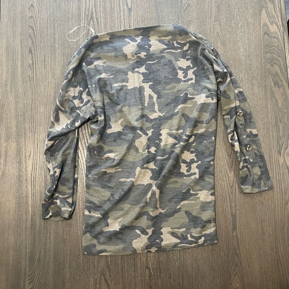 Adora Boutique Camo Off-The-Shoulder T-Shirt - Size S